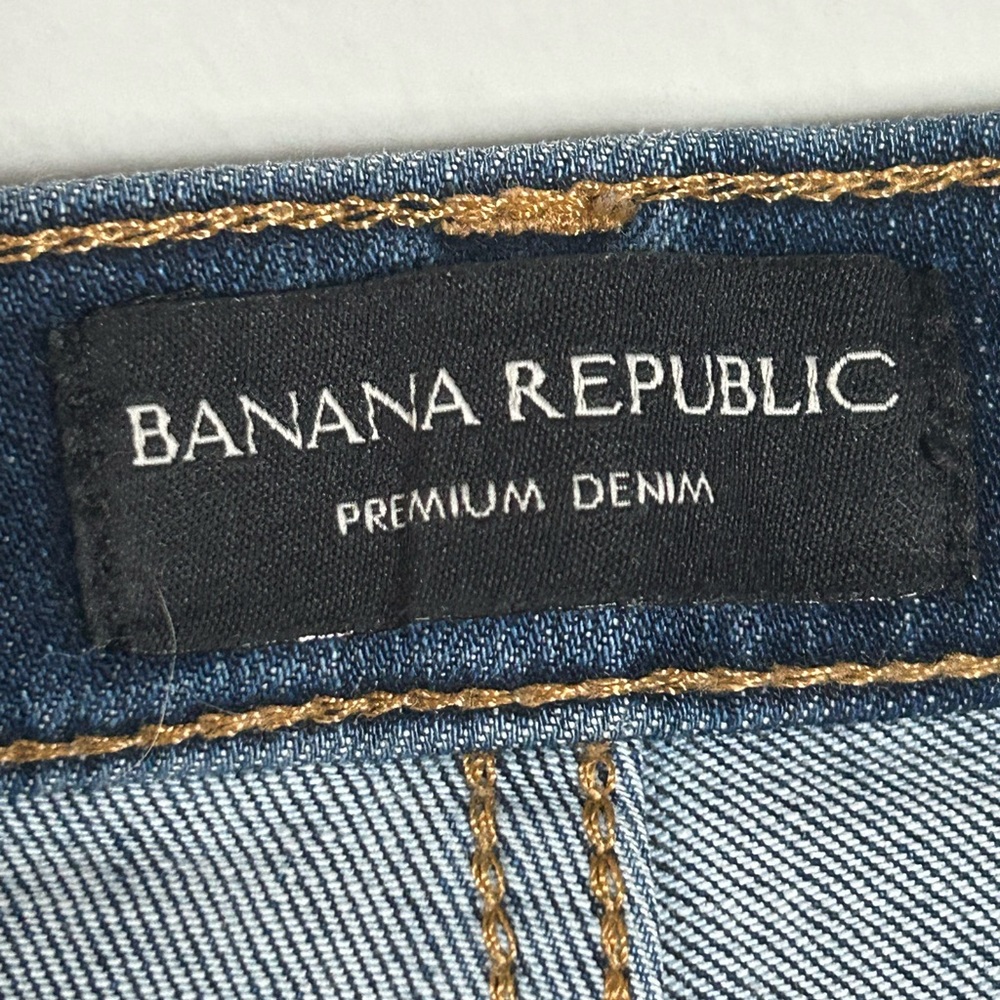 Banana republic dark wash jeans. Super cute, just don’t fit anymore.